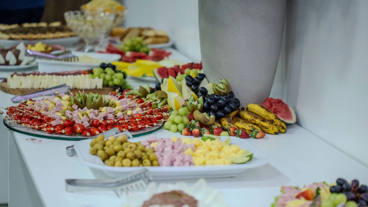 Levendige selectie van fruit en hapjes mooi gepresenteerd op een buffet tafel binnen.