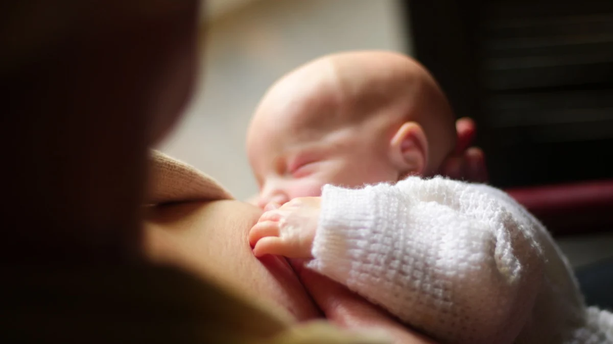 Een close-up van een moeder die haar pasgeboren baby borstvoeding geeft. Een teder en intiem moment.