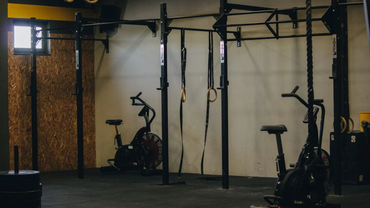 Industrieel vormgegeven gym met fitnessfietsen, ringen en pull-up bars in Angola.