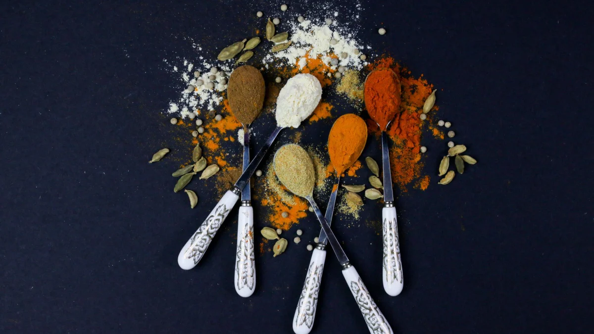 Een levendige verzameling specerijen op lepels, perfect voor culinaire thema's.