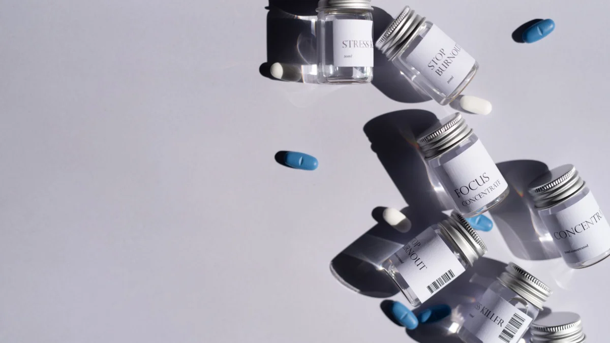Stilleven van diverse pillen en gelabelde flessen, perfect voor gezondheidszorgthema's.