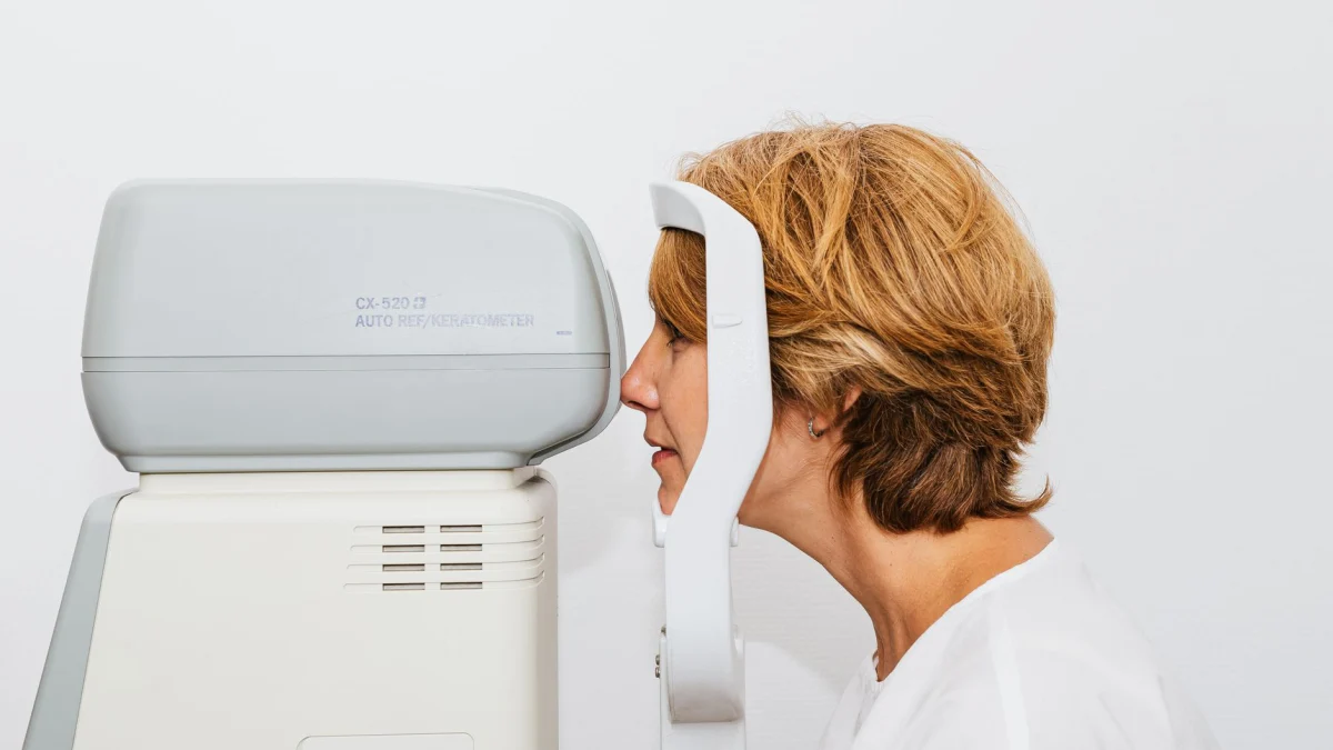 Een vrouw ondergaat een oogonderzoek met een autorefractor in een klinische setting.