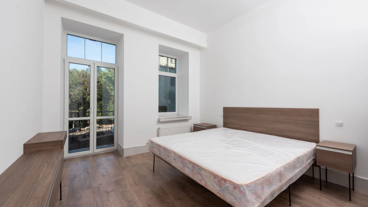 Heldere en minimalistische slaapkamer met een modern ontwerp en natuurlijk licht van het raam.