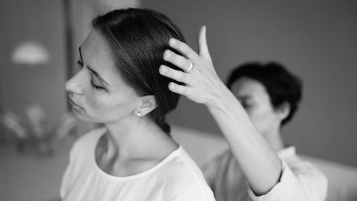 Een serene zwart-wit portret dat een therapiesessie binnenshuis vastlegt.