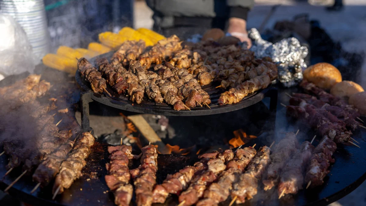 Heerlijke vleesspiesjes die boven een open vuur worden gegrild tijdens een buiten BBQ.