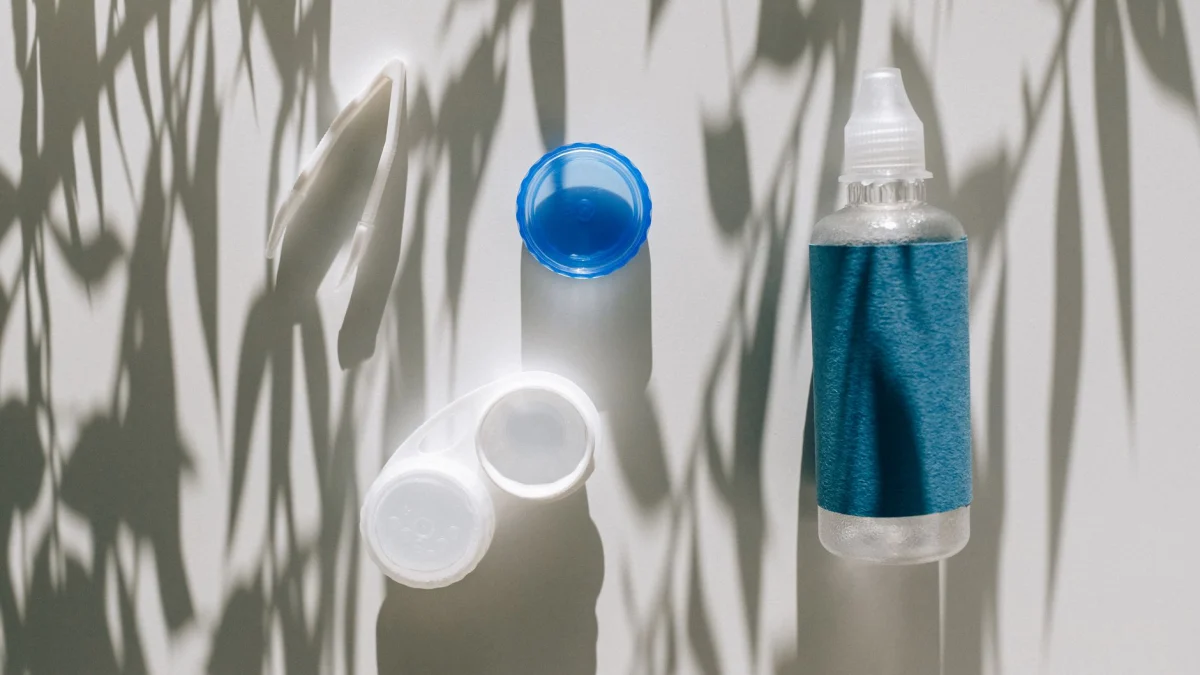 Minimalistische foto van een contactlensverzorgingskit met natuurlijke schaduwen voegt een moderne touch toe.