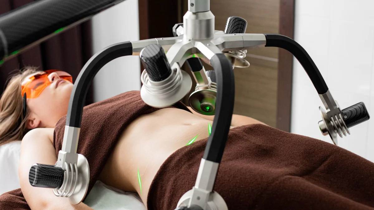 Een vrouw ontvangt een moderne lasertherapiebehandeling in een klinische omgeving, ter verbetering van haar gezondheid en schoonheid.