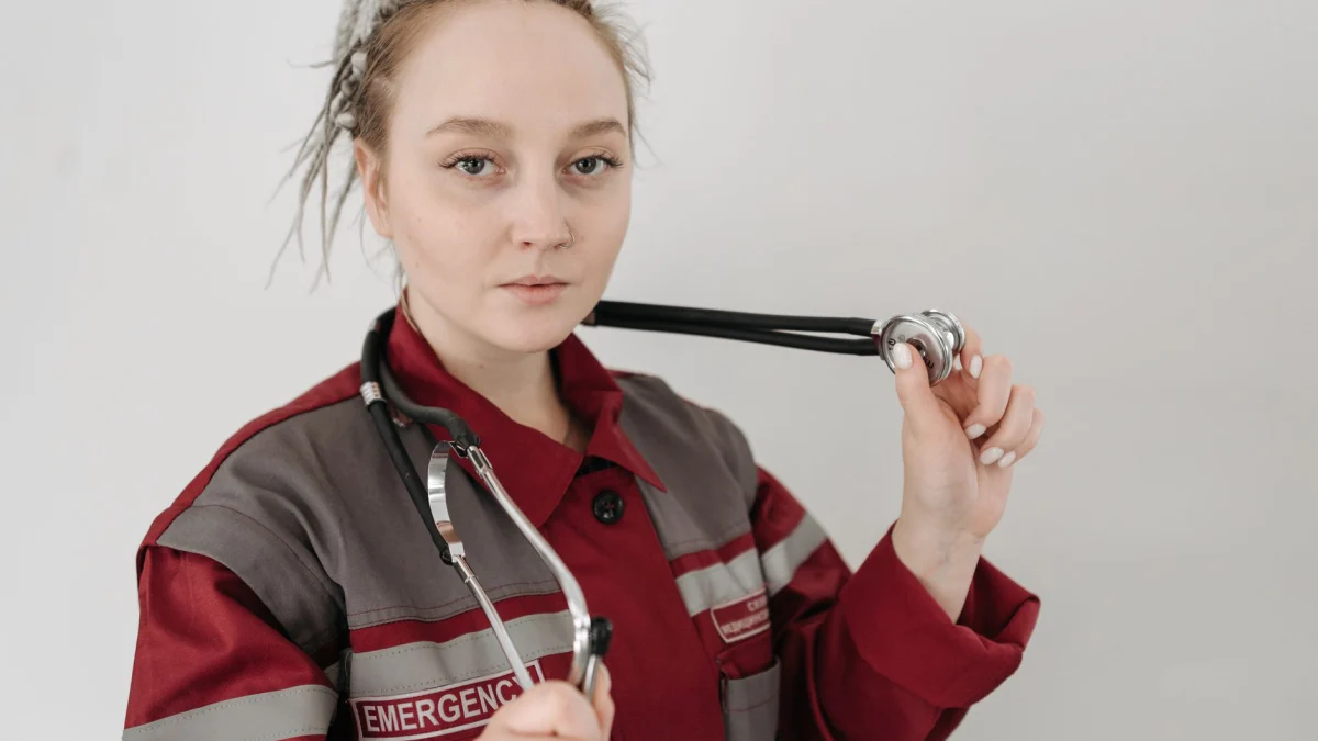 Portret van een vrouwelijke ambulanceverpleegkundige met een stethoscoop, die professionaliteit in medische noodhulp uitstraalt.