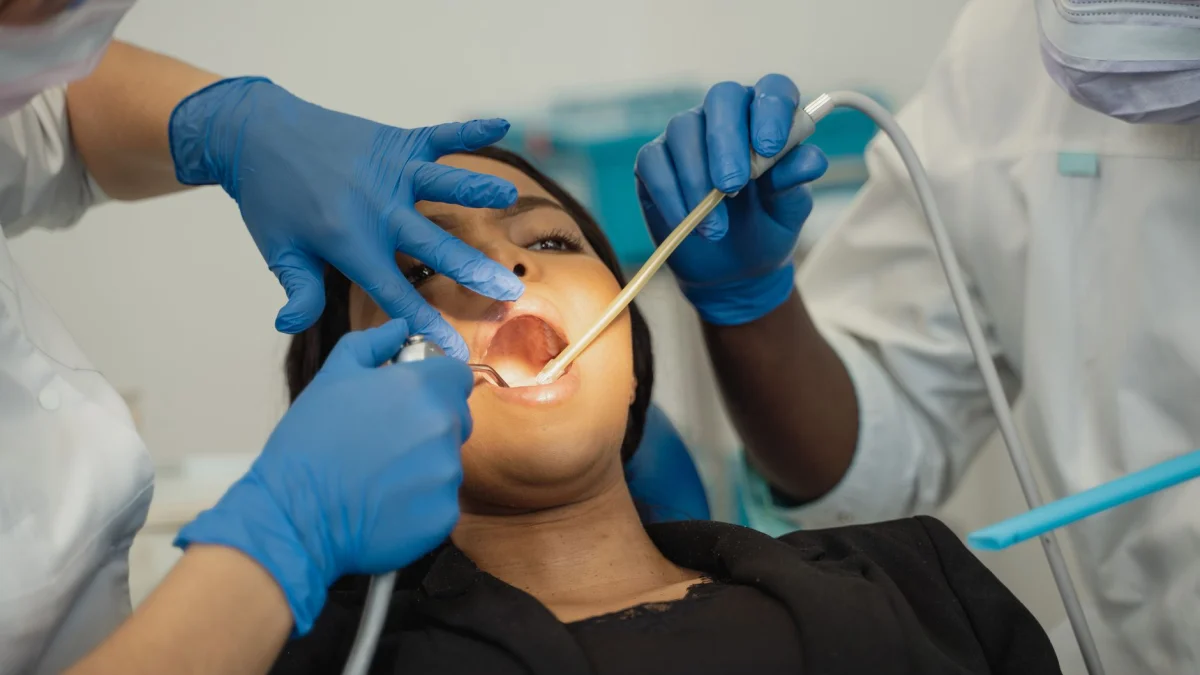 Tandheelkundige professionals voeren een grondig onderzoek uit bij een patiënt in een klinische setting, met de nadruk op gezondheidszorg.