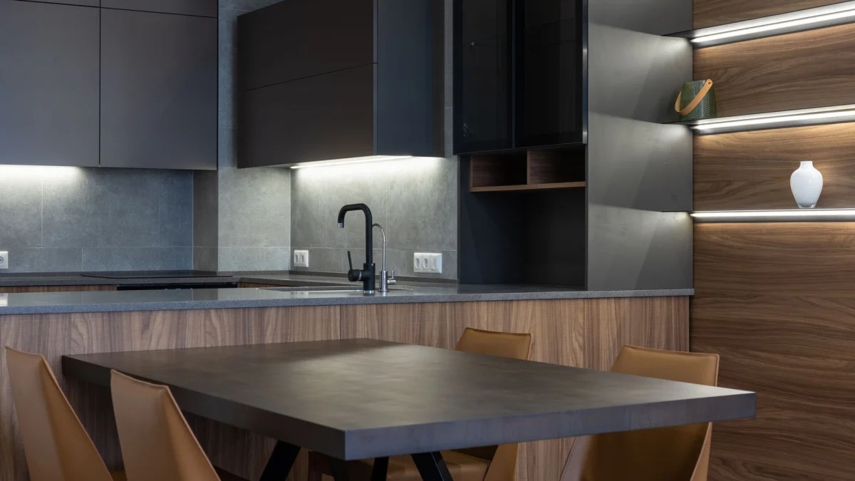 Strakke en hedendaagse keuken met minimalistische decoratie, met nadruk op hout- en metalelementen.