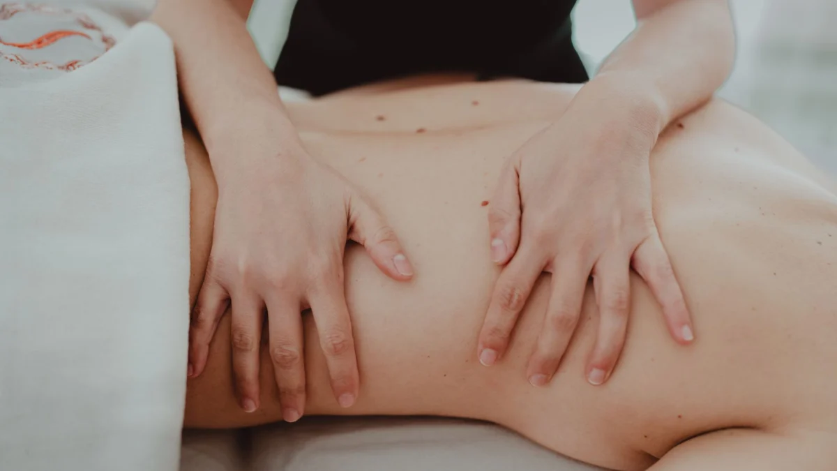 Close-up van een ontspannende massagesessie gericht op rugbehandeling en stressverlichting.