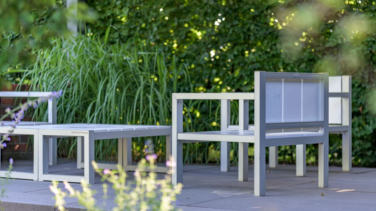 Moderne tuinmeubelen op een terras omgeven door weelderig groen in Coesfeld.