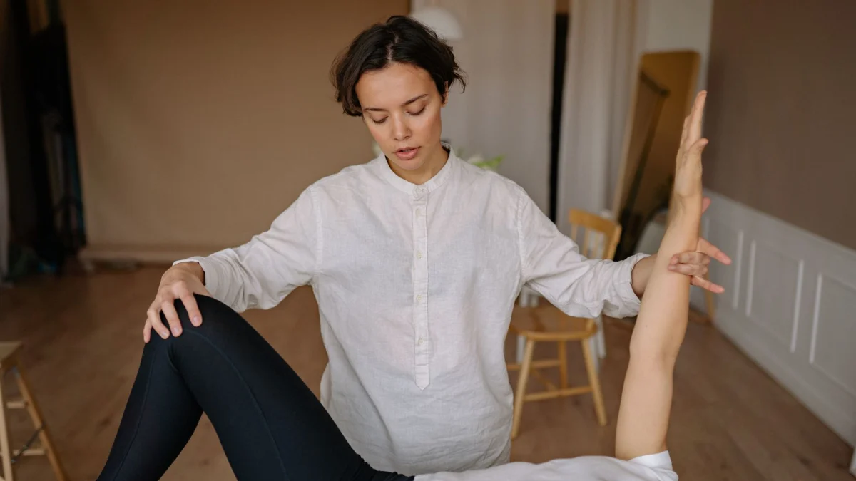 Een chiropractor helpt een patiënt tijdens een therapiesessie binnenshuis.