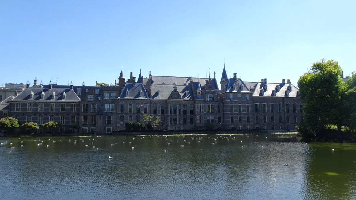 Schilderachtig uitzicht op het Binnenhof en de Hofvijver in Den Haag tijdens de zomer.