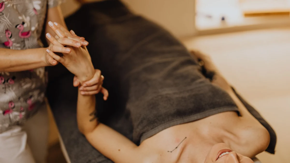 Ervaar therapeutische ontspanning met een professionele handmassage ter verbetering van welzijn.
