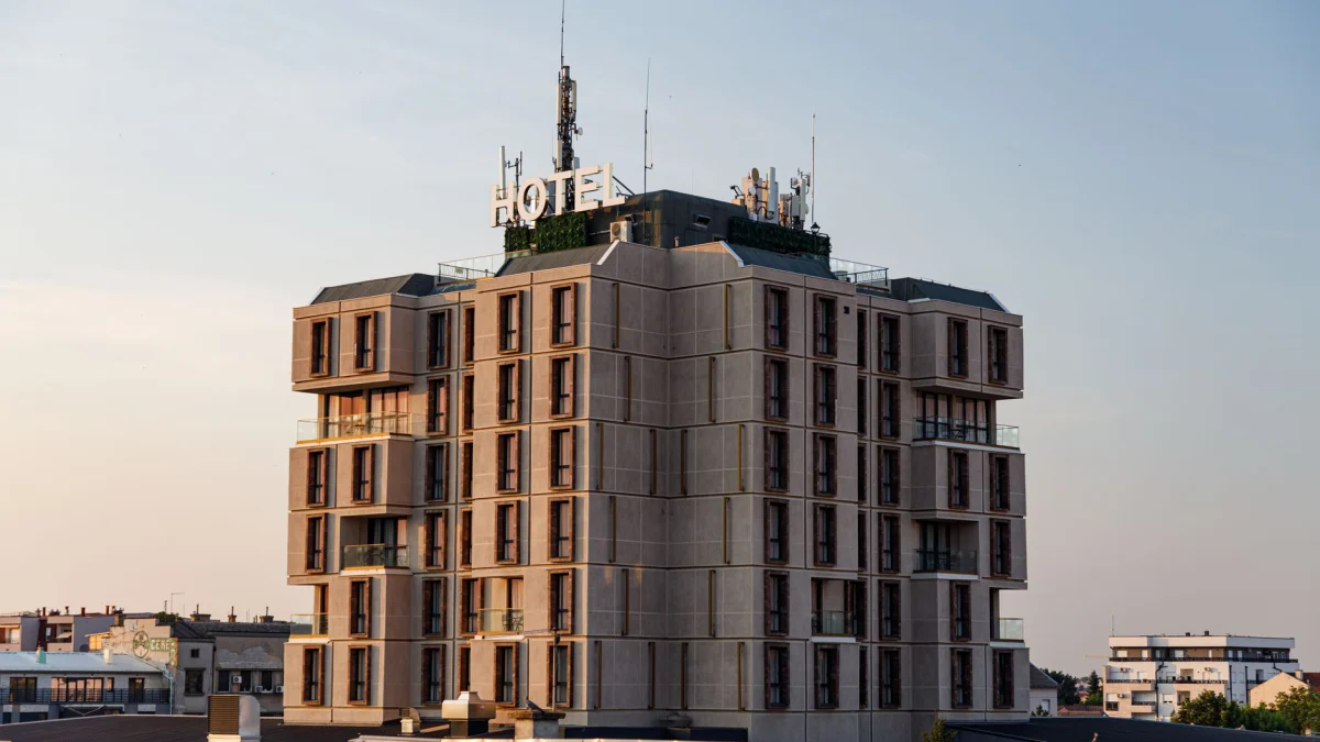 Een modern hotelgebouw in Pančevo, Servië, vastgelegd tijdens zonsondergang met een heldere hemel.